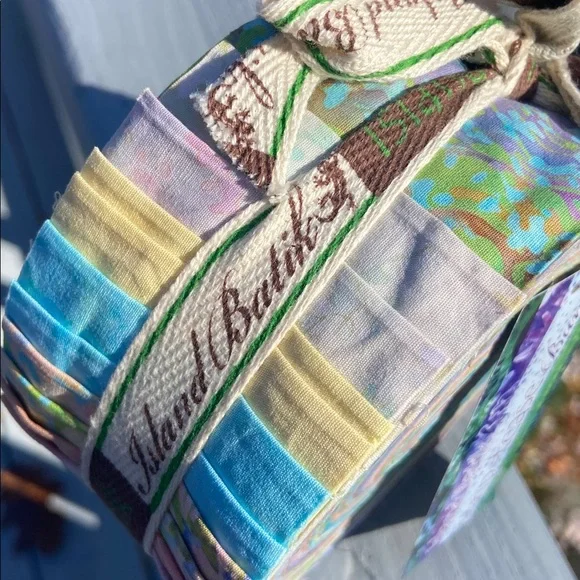 FABRIC ISLAND BATIK Strip-tease Bun FABRIC 40 pcs Honeysuckle NWT - Picture 2 of 9